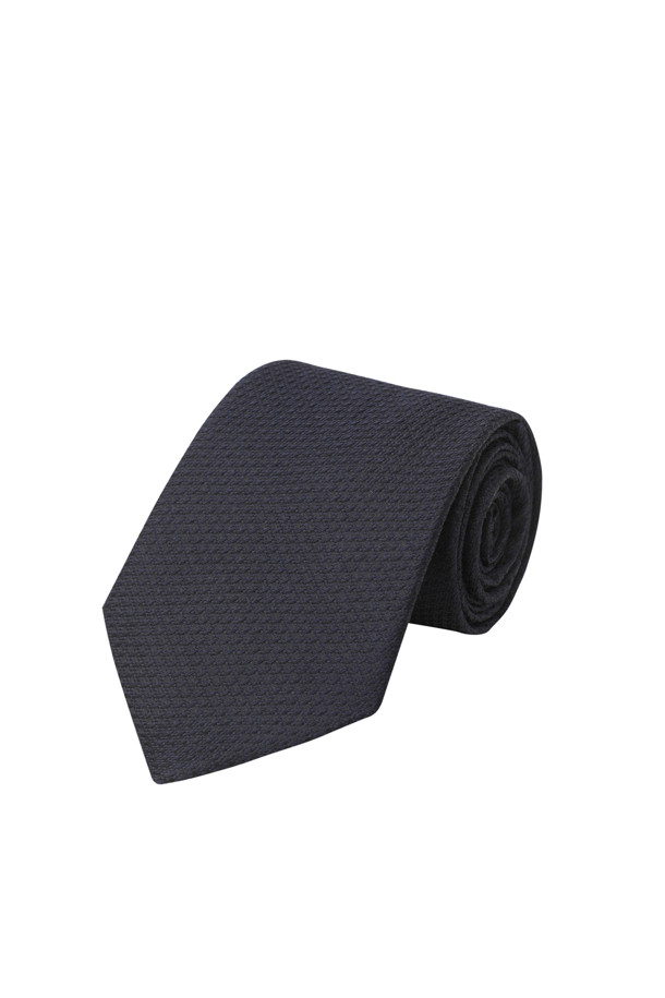 세련된 남성 스타일을 완성하는 솔리드 다크네이비 타이입니다. 100% 실크 소재로 제작되어 부드러운 촉감과 은은한 광택을 자랑합니다. 정장, 비즈니스 캐주얼, 모임룩 등 다양한 TPO에 활용 가능하며, 클래식, 미니멀, 시크 스타일을 연출하기에 좋습니다. 다크네이비 컬러의 무지 디자인은 어떤 셔츠와도 잘 어울립니다. 뒷면에는 로고 자수 루프 디테일이 더해져 고급스러움을 더했습니다.
