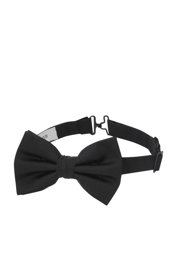 세련된 스타일을 완성하는 솔리드 보타이입니다. 군더더기 없이 깔끔한 블랙 컬러의 무지 디자인으로, 오피스룩, 비즈니스 캐주얼, 모임룩 등 다양한 TPO에 잘 어울립니다. 부드러운 촉감의 폴리에스테르 소재로 제작되어 편안한 착용감을 선사하며, 후크형 여밈 방식으로 간편하게 탈착용이 가능합니다. 클래식하고 미니멀한 스타일을 연출하여 당신의 품격을 높여보세요. 사이즈 조절 기능으로 체형에 맞게 완벽한 핏을 제공합니다.
