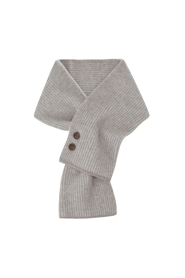 부드러운 울과 캐시미어 혼방 소재로 제작된 헤링본 패턴의 머플러입니다. 포근한 두께감으로 뛰어난 보온성을 제공하며, 겨울철 추위를 효과적으로 막아줍니다. 차분한 그레이 컬러는 어떤 스타일에도 잘 어울리며, 캐주얼, 클래식, 미니멀 룩에 모두 활용 가능합니다. 한쪽 끝단에는 버튼 디테일이 더해져 포인트를 주었으며, 심플한 테두리 마감으로 깔끔함을 더했습니다. 출근룩에 아우터 안에 코디하여 따뜻하면서도 세련된 스타일을 연출해보세요.
