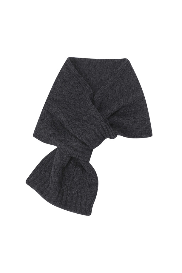 부드러운 울과 캐시미어 혼방 소재로 제작된 케이블 니트 머플러입니다. 포근하고 따뜻한 두께감으로 겨울철 보온성을 높여주며, 심플한 테두리 마감으로 깔끔한 디자인을 완성했습니다. 차분하고 세련된 그레이 컬러가 어떤 스타일에도 잘 어울리며, 캐주얼, 클래식, 미니멀 룩에 모두 활용 가능합니다. 출근룩과 모임룩 등 다양한 TPO에 매치하여 포근하고 스타일리시한 겨울 스타일을 연출해보세요.
