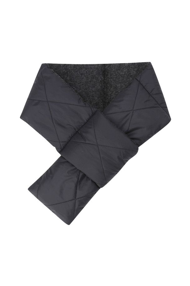 겨울철 보온성을 책임지는 퀼팅 (Quilting) 패딩 머플러입니다. 넉넉한 두께감과 웰론 충전재를 사용하여 추운 날씨에도 따뜻하게 착용할 수 있습니다. 블랙 컬러의 베이직한 디자인으로 어떤 스타일에도 쉽게 매치할 수 있으며, 퀼팅 디테일이 은은한 포인트를 더합니다. 가볍고 부드러운 폴리에스테르 소재로 제작되어 편안한 착용감을 선사하며, 겨울 데일리룩, 산책룩, 여행룩 등 다양한 TPO에 활용하기 좋습니다. 미니멀, 캐주얼, 클래식 스타일을 즐겨 입는 분들께 추천합니다.
