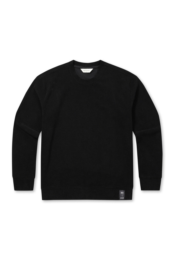 [페트리코] 웨일 조직 스웻셔츠는 초겨울부터 겨울까지 따뜻하게 입을 수 있는 베이직 스타일의 스웻셔츠입니다. 부드러운 촉감의 웨일 조직 소재에 레귤러핏으로 제작되어 편안한 착용감을 선사합니다. 블랙 컬러의 무지 디자인으로 어떤 스타일에도 잘 어울리며, 넥 안쪽 스트라이프 테이프 디테일과 밑단 및 소매단의 더블 공정 마감으로 완성도를 높였습니다. 좌측 하단 로고 포인트 라벨이 은은한 포인트를 더하며, 신축성이 좋아 활동성이 뛰어나고 비침 걱정 없이 착용 가능합니다. 겨울 데일리룩, 집콕룩, 산책룩 등 다양한 TPO에 미니멀, 캐주얼, 클래식 스타일로 활용하기 좋습니다.
