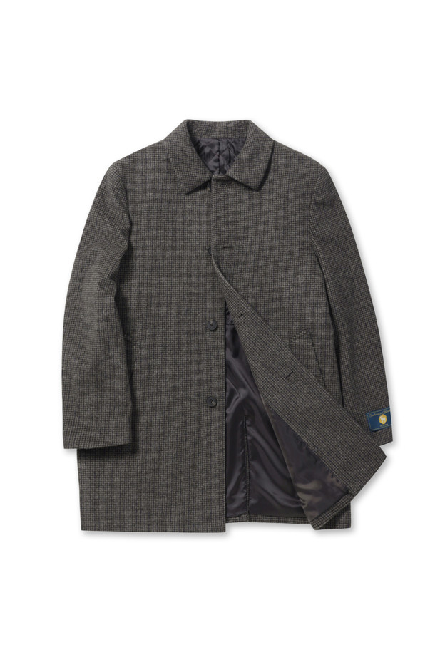 울과 캐시미어 블렌디드 소재로 제작되어 부드러운 촉감과 보온성을 자랑하는 하프 코트입니다. 겨울철 일상, 출근룩, 모임룩에 모두 잘 어울리는 아이템으로, 클래식, 캐주얼, 미니멀 스타일을 연출할 수 있습니다. 베이지, 블랙, 그레이 3가지 컬러로 출시되었으며, 하운드투스, 솔리드, 마이크로 패턴으로 다양한 분위기를 연출할 수 있습니다. 레귤러 핏에 긴 소매 기장으로, 사선 포켓 디자인과 등판 상단 퀼팅 안감, 안감+솜퀼팅 디테일이 돋보입니다. 두꺼운 두께감으로 한겨울 추위에도 따뜻하게 착용할 수 있습니다.
