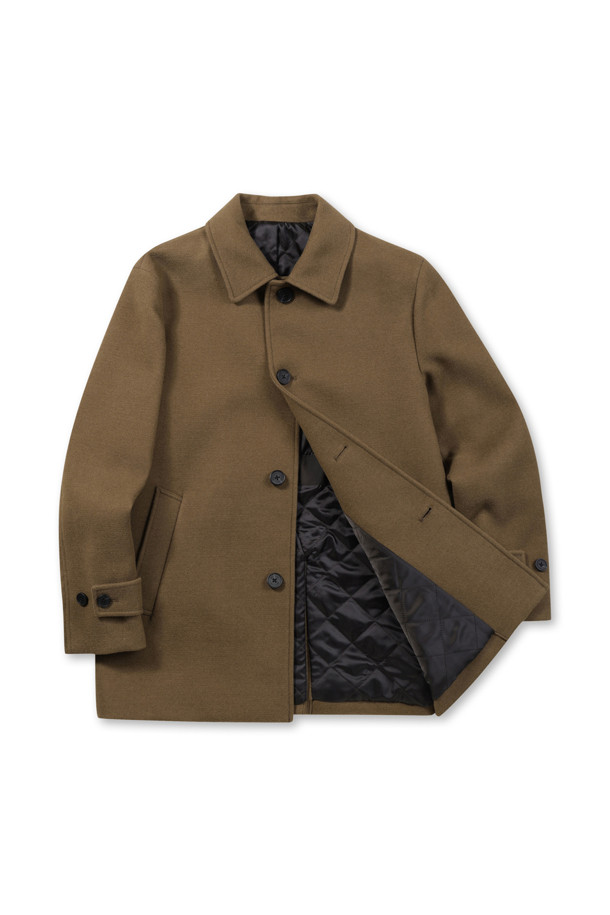 세련된 트윌 조직 하프 코트입니다. 남성용으로, 베이지와 브라운 두 가지 컬러로 만나보실 수 있습니다. 겨울철 보온성을 책임지는 두꺼운 울 소재에 퀼팅 안감으로 마감하여 따뜻함을 더했습니다. 세미 오버 핏으로 제작되어 편안하면서도 모던한 스타일을 연출하며, 코듀로이 배색, 지그재그 장식 스티치, 사선 포켓 등 섬세한 디테일이 돋보입니다. 겨울 데일리룩, 데이트룩, 모임룩 등 다양한 TPO에 활용하기 좋으며, 캐주얼, 클래식, 미니멀 스타일을 즐겨 입는 분들께 추천합니다.
