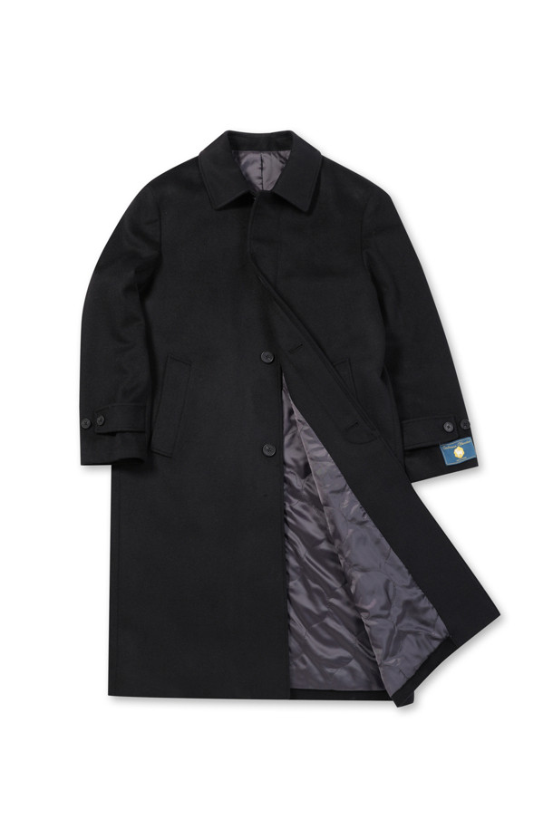 남성용 울/캐시미어 블렌디드 롱 싱글 코트입니다. 미니멀하고 클래식한 무드를 연출하며, 겨울철 일상, 오피스룩, 비즈니스 캐주얼에 적합합니다. 부드러운 촉감의 두꺼운 울과 캐시미어 혼방 소재로 제작되었으며, 히든 버튼 여밈 방식과 레귤러핏 또는 세미오버핏으로 편안한 착용감을 제공합니다. 롱 기장의 블랙 컬러 무지 코트로, 퀼팅 안감, 사선 포켓, 칼라 뒷면 코듀로이 배색, 지그재그 장식 스티치, 안주머니, 등판 테이프 장식 등 디테일이 돋보입니다. 긴 소매 기장으로 보온성을 높였습니다.
