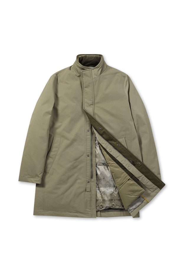 [이노버] 베이직 3-way 다운 코트는 남성용 다운 코트로, 겨울철 비즈니스 및 일상에서 활용하기 좋습니다. 허벅지 기장의 레귤러핏으로, 베이지 컬러의 무지 디자인에 집업 여밈 방식을 적용했습니다. 내피 분리, 머스코비덕 다운 충전재(솜털:깃털=80:20), 내피 안감 뉴욕 지도 프린팅, 내피 코듀로이 배색 등 다양한 디테일로 완성도를 높였습니다. 특히, 3-way 타입으로 제작되어 다양한 스타일 연출이 가능하며, 두꺼운 두께감과 부드러운 촉감으로 따뜻하고 편안한 착용감을 선사합니다. 비즈니스 캐주얼, 출근룩, 겨울 데일리룩 등 폭넓은 TPO에 맞춰 캐주얼, 클래식, 미니멀 스타일을 연출해보세요.
