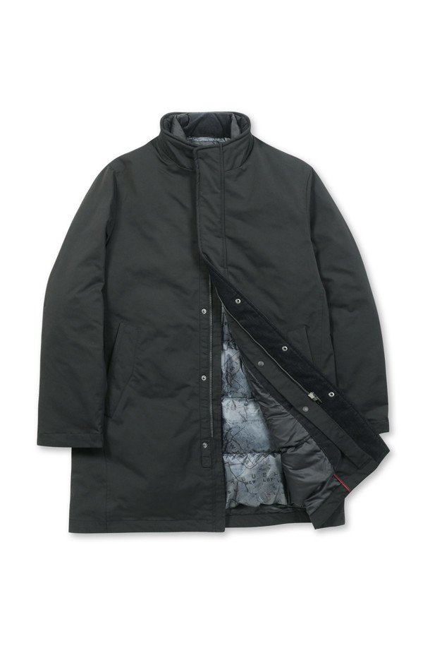 [이노버] 베이직 3-way 다운 코트는 남성 고객을 위한 겨울철 필수 아이템입니다. 비즈니스 캐주얼 및 출근룩에 적합하며, 베이직하고 캐주얼한 스타일을 연출합니다. 허벅지 기장의 레귤러핏 블랙 컬러 다운 코트로, 부드러운 촉감의 폴리에스터 및 나일론 혼방 소재로 제작되었습니다. 보온성을 위한 두꺼운 두께감과 긴 소매, 지퍼 여밈 방식이 특징이며, 3-way 타입으로 내피 분리가 가능합니다. 머스코비덕 다운 충전재(솜털:깃털=80:20)와 코듀로이 배색, 내피 안감 뉴욕 지도 프린팅으로 디자인의 완성도를 높였습니다.
