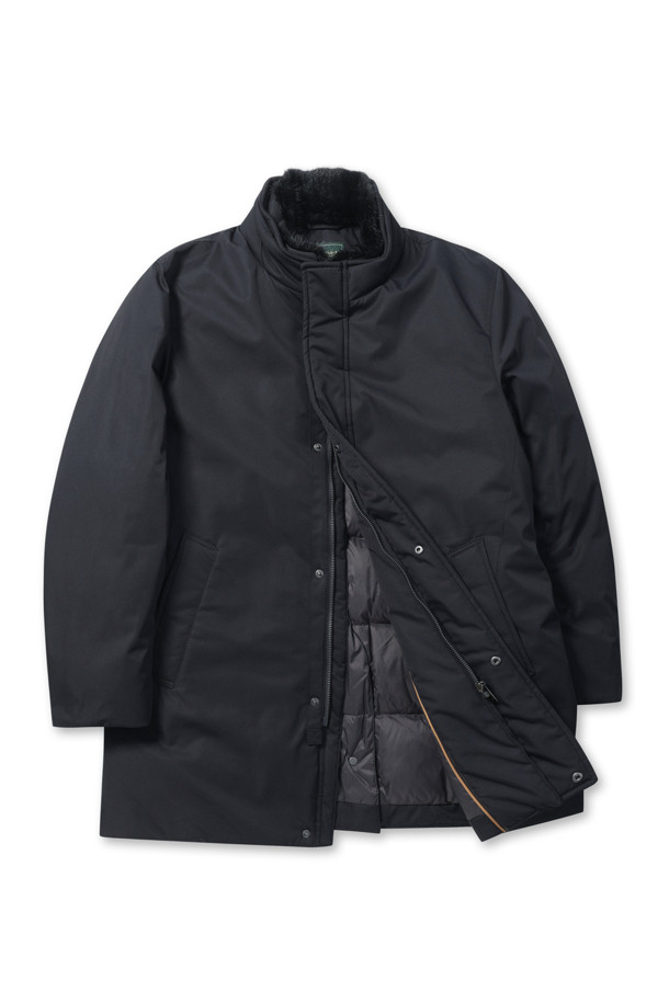 [셀렉션] 칼라 FUR (퍼) 비즈 다운 코트는 겨울철 비즈니스룩을 위한 고급스러운 다운 코트입니다. 머스크랫 퍼 칼라가 탈부착 가능하여 다양한 스타일 연출이 용이하며, 머스코비덕 다운 충전재(솜털:깃털=80:20)로 뛰어난 보온성을 제공합니다. 허벅지 기장의 레귤러핏으로 클래식하고 미니멀한 스타일을 완성하며, 지퍼와 히든스냅 여밈 방식으로 깔끔함을 더했습니다. 무지 디자인에 컬러 파이핑 디테일, 속주머니 지퍼로 실용성을 높여 출근룩과 비즈니스 캐주얼에 적합합니다.
