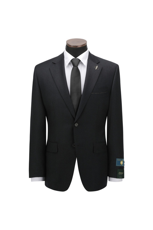 [셀렉션] 울/캐시미어 클래식 슈트 재킷은 남성 고객을 위한 포멀 및 예복 스타일의 아우터입니다. 초겨울에 적합하며, 클래식하고 미니멀한 스타일을 연출합니다. 다크 그린 컬러의 무지 패턴으로, 오피스룩, 모임룩, 하객룩 등 다양한 TPO에 활용할 수 있습니다. 울과 캐시미어 혼방 소재로 부드러운 촉감을 선사하며, 레귤러 핏, 싱글 버튼 여밈 방식으로 제작되었습니다. AMF 스티치 디테일, 골드 깃털 부토니에 라펠 장식, 등판 밑단 양사이드 벤트, PB 안감, 땀받이 디테일 등의 섬세한 디테일이 돋보입니다.
