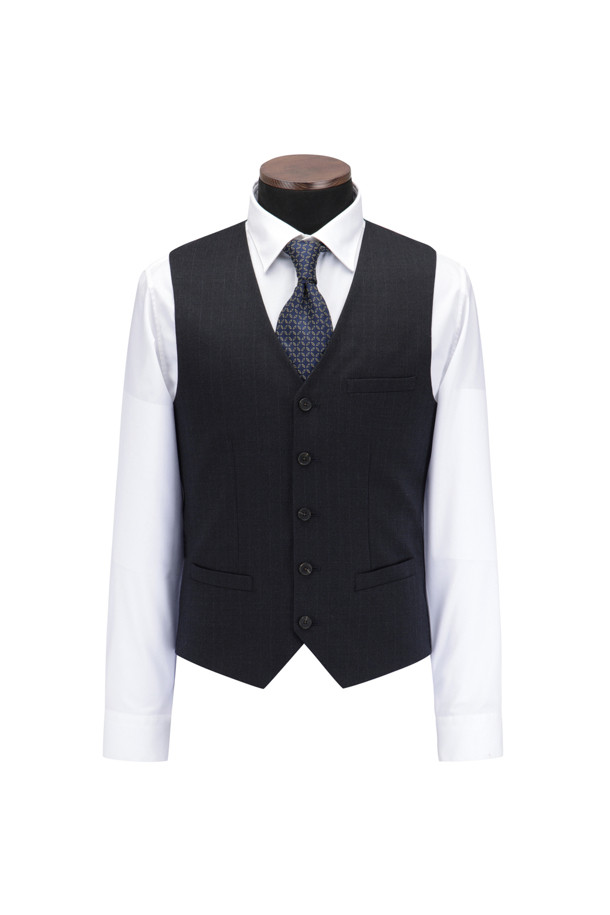 액션슈트 울블렌디드 스트라이프 슈트 베스트는 남성용 포멀 및 비즈니스 룩을 위한 슬림핏 베스트입니다. 네이비 컬러의 울 소재로 제작되었으며, 가을에 착용하기 적합합니다. 모던하면서 클래식한 무드의 스트라이프 패턴이 특징이며, V넥 디자인에 레귤러 기장으로 제작되었습니다. 5버튼, 가슴 장식 포켓, 사이드 포켓, 비조 디테일, 등판 스트레치 안감으로 활동성과 스타일을 동시에 잡았습니다. 오피스룩, 비즈니스 캐주얼, 회의룩 등 다양한 TPO에 활용 가능하며, 클래식 및 미니멀 스타일을 선호하는 분들께 추천합니다.
