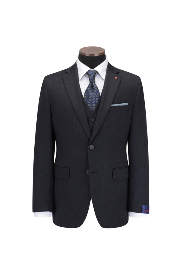 [액션슈트] 울블렌디드 스트라이프 슬림 슈트 재킷은 남성 고객을 위한 모던하고 클래식한 스타일의 슈트 재킷입니다. 네이비 컬러의 스트라이프 패턴이 특징이며, 일상과 비즈니스 모두 활용 가능한 TPO를 제공합니다. 울 소재에 슬림핏으로 제작되어 세련된 실루엣을 연출하며, 가을 시즌에 적합한 두께감입니다. B로고 레드 실링 인장 라펠 장식과 액션밴드 사양, 스트레치 안감 등의 디테일이 돋보입니다. 등판 양사이드 벤트와 전체 안감, 이너 포켓이 있어 편안함과 실용성을 더했습니다.
