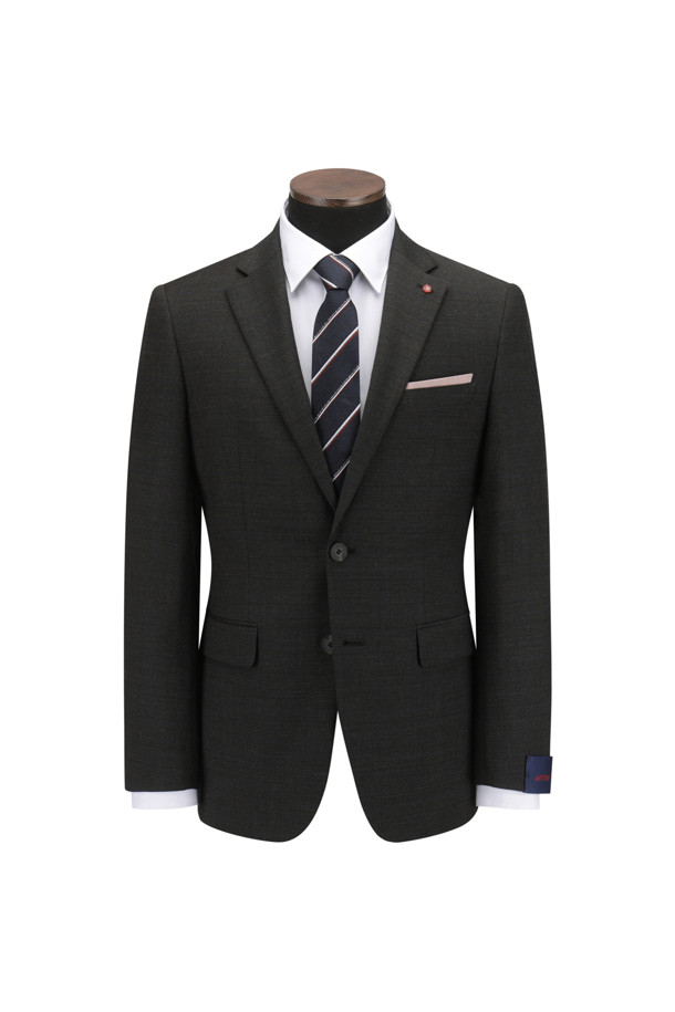 세련된 남성미를 완성하는 '[액션슈트] 울블렌디드 글렌체크 슬림 슈트 재킷'입니다. 가을 시즌을 위한 이 재킷은 블랙, 브라운, 블루 세 가지 컬러로 출시되어, 오피스룩, 비즈니스 캐주얼, 모임룩 등 다양한 TPO에 맞춰 스타일리시하게 연출할 수 있습니다. 클래식과 모던 무드를 동시에 담아낸 글렌체크 패턴과 슬림핏 디자인은 세련된 실루엣을 선사합니다. 울 소재 특유의 고급스러운 질감과 액션밴드, 스트레치 안감, 이너포켓, 양사이드 벤트, B로고 레드 실링 인장 라펠 등 디테일이 돋보이는 디자인이 특징입니다. 싱글버튼 여밈 방식과 레귤러 기장, 긴 소매는 미니멀하고 시크한 스타일을 완성합니다.
