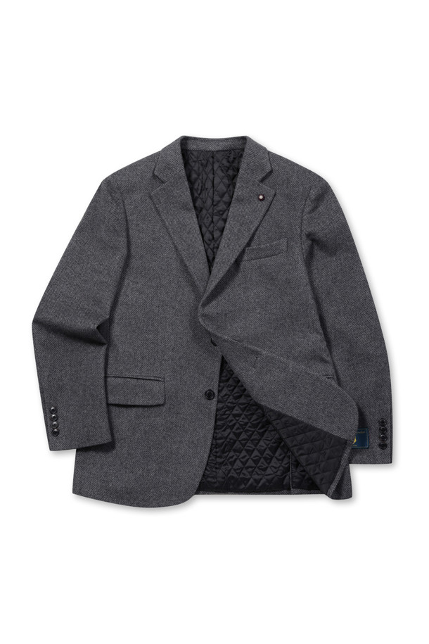 **울캐시미어 브러쉬드 퀼팅 재킷**

부드러운 울과 캐시미어 혼방 소재로 제작되어 고급스러운 착용감을 선사하는 겨울용 테일러드 재킷입니다. 마이크로 패턴의 섬세함이 돋보이며, 포멀한 스타일을 연출하기에 좋습니다. 플랩 포켓, 사이드벤트, 부토니에 장식, 속주머니, 전체 퀼팅 안감, 바이린 HAS 충전재 등 디테일한 요소들이 퀄리티를 높입니다. 겨울철 오피스룩, 데일리룩, 모임룩 등 다양한 TPO에 활용 가능하며, 클래식하고 미니멀한 스타일을 선호하는 분들께 추천합니다.
