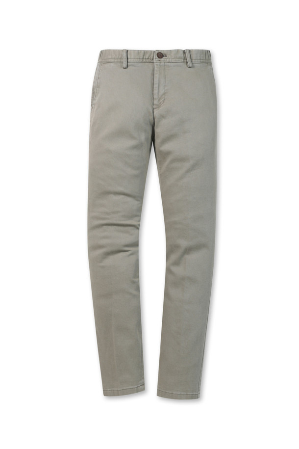 [에센셜스] 컴포치노 기모 팬츠는 추운 겨울에도 따뜻하고 편안하게 착용할 수 있는 기모 팬츠입니다. 부드러운 면, 스판 혼방 소재로 제작되어 뛰어난 착용감을 선사하며, 스탠다드핏으로 어떤 스타일에도 잘 어울립니다. 안감 기모 처리로 보온성을 높였으며, 무지 디자인에 6가지 다양한 컬러 구성으로 폭넓은 선택이 가능합니다. 사이드 히든 밴딩으로 편안함을 더했으며, 뒷주머니 포인트 라벨이 돋보입니다. 일상 및 가벼운 외출 시, 미니멀, 캐주얼, 클래식 등 다양한 스타일로 연출하기 좋습니다.
