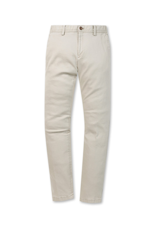 [에센셜스] 컴포치노 기모 팬츠는 추운 겨울, 따뜻하고 편안한 일상과 나들이를 위한 베이직 스타일의 기모 팬츠입니다. 면과 스판덱스 혼방 소재로 부드러운 촉감과 신축성을 제공하며, 허벅지부터 밑단까지 자연스럽게 좁아지는 스탠다드핏으로 제작되었습니다. 두꺼운 두께와 기모 안감으로 보온성을 높였으며, 사이드 히든 밴딩으로 편안한 착용감을 선사합니다. 뒷주머니 하단에 포인트 라벨을 부착하여 미니멀하고 클래식한 디자인을 완성했습니다. 캐주얼, 미니멀, 클래식 스타일을 즐겨 입는 분들께 추천합니다.
