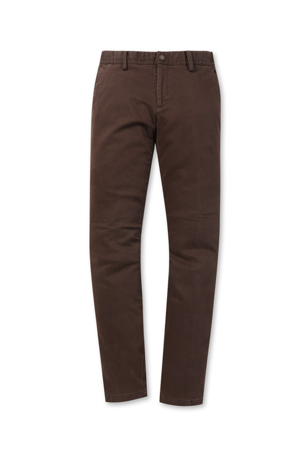 따뜻함과 스타일을 동시에 잡은 [에센셜스] 컴포치노 기모 팬츠입니다. 부드러운 촉감의 면, 스판덱스 혼방 소재에 기모 안감을 더해 한겨울에도 포근하게 착용할 수 있습니다. 허벅지부터 밑단까지 자연스럽게 좁아지는 스탠다드핏으로, 베이직한 무드의 미니멀, 클래식, 캐주얼 스타일을 연출하기 좋습니다. 사이드 히든 밴딩으로 편안함을 더하고, 뒷주머니 하단 포인트 라벨로 은은한 포인트를 주었습니다. 브라운 컬러의 무지 디자인으로 겨울 데일리룩, 집콕룩, 산책룩에 다양하게 활용해 보세요.
