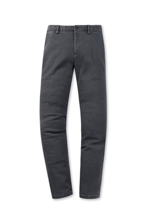 마이크로 프린트 기모 팬츠는 부드러운 촉감과 따뜻함을 선사하는 겨울용 치노 팬츠입니다. 일상과 출근룩, 모임룩 등 다양한 TPO에 활용 가능하며, 베이직, 캐주얼, 미니멀 스타일을 모두 소화합니다. 면과 스판덱스 혼방 소재로 제작되어 편안한 착용감을 제공하며, 신축성이 있어 활동성 또한 보장합니다. 스탠다드핏과 테이퍼드 핏으로 출시되어 체형에 맞는 핏을 선택할 수 있으며, 기모 안감으로 보온성을 높였습니다. 밴딩 처리로 편안함까지 더했습니다.
