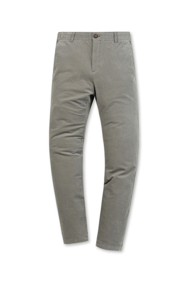 변형 몰스킨 솔리드 기모 팬츠는 부드러운 촉감과 따뜻함을 동시에 느낄 수 있는 겨울철 필수 아이템입니다. 면과 스판덱스 혼방 소재로 제작되어 편안한 착용감을 제공하며, 스탠다드핏으로 어떤 스타일에도 잘 어울립니다. 안감 기모 처리로 보온성을 높였으며, 사이드 히든 밴딩으로 편안함과 활동성을 더했습니다. 무지 디자인에 뒷주머니 가죽 라벨 장식으로 포인트를 주어 캐주얼, 클래식, 미니멀 등 다양한 스타일 연출에 활용 가능합니다. 출근룩과 모임룩으로 모두 적합한 실용적인 팬츠입니다.
