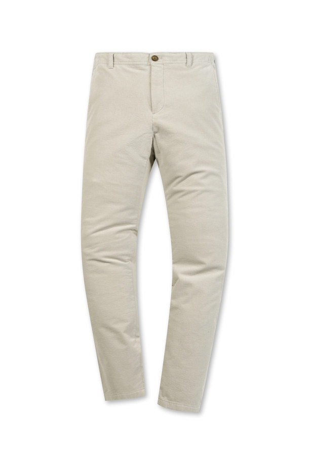 부드러운 촉감의 변형 몰스킨 솔리드 기모 팬츠입니다. 일상에서 편안하게 착용하기 좋은 캐주얼 팬츠로, 허벅지부터 밑단까지 자연스럽게 좁아지는 테이퍼드 핏이 특징입니다. 안감 기모로 제작되어 겨울철에도 따뜻하게 입을 수 있으며, 사이드 밴딩 디테일로 활동성을 더했습니다. 베이지 컬러의 무지 디자인에 뒷주머니 가죽 라벨 장식으로 포인트를 주어 미니멀하고 클래식한 스타일을 연출할 수 있습니다. 출근룩과 모임룩에도 활용 가능한 활용도 높은 아이템입니다.
