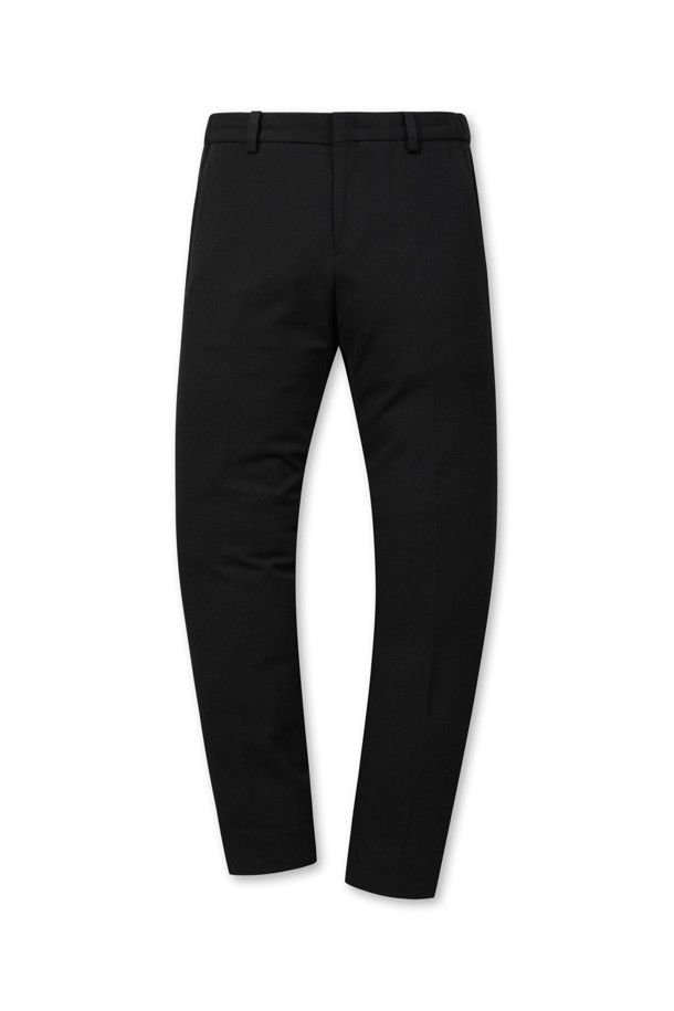 부드러운 촉감과 편안한 착용감을 선사하는 솔리드 기모 팬츠입니다. 겨울철 따뜻하게 입을 수 있도록 안감에 기모 처리가 되어 있으며, 활동성을 높이는 우수한 기능성을 갖췄습니다. 베이직한 스타일의 무지 디자인으로, 다양한 상의와 매치하기 용이하여 겨울 데일리룩, 출근룩, 모임룩 등 TPO에 구애받지 않고 폭넓게 활용할 수 있습니다. 드레이프성이 뛰어나 자연스러운 핏을 연출하며, 사이드 히든 밴딩으로 편안함을 더했습니다. 슬렌더핏으로 다리 라인을 슬림하게 잡아주며, 단뜨기 미싱 밑단 마감으로 깔끔함을 더했습니다.
