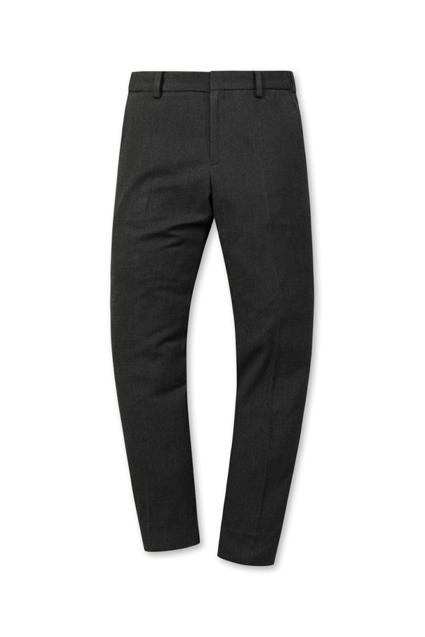 부드러운 촉감과 따뜻함을 선사하는 솔리드 기모 팬츠입니다. 겨울철 일상, 출근룩, 모임룩까지 폭넓게 활용 가능한 베이직 스타일의 남성 바지입니다. 폴리에스터와 레이온 혼방 소재로 제작되어 드레이프성이 뛰어나며, 슬렌더핏으로 세련된 핏을 연출합니다. 안감 기모 처리로 보온성을 높였으며, 사이드 히든밴딩으로 편안한 착용감을 제공합니다. 무지 디자인과 단뜨기 미싱 밑단 마감으로 미니멀, 클래식, 캐주얼 등 다양한 스타일에 매치하기 좋습니다.
