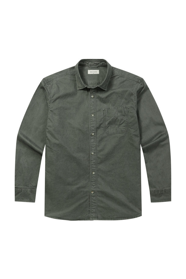 솔리드 코튼 워싱 캐주얼셔츠는 가을에 어울리는 캐주얼 스타일의 긴소매 셔츠입니다. 면 소재에 가먼트 워싱 처리를 하여 자연스러운 질감과 편안한 착용감을 선사합니다. 카키 색상의 무지 디자인으로, 등판 등 주름 디테일과 레드 포인트 단추가 은은한 포인트를 더합니다. 옆구리 포인트 라벨과 행거 루프 디테일로, 동네 마실룩이나 가을 나들이룩에 잘 어울리는 미니멀하고 클래식한 스타일을 완성합니다. 레귤러 핏으로 제작되어 편안하게 착용 가능합니다.
