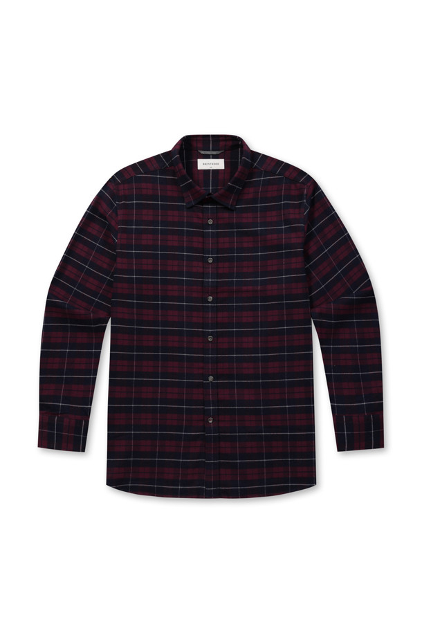 레드 멀티체크 캐주얼 셔츠는 겨울철 일상 및 가벼운 외출에 적합한 긴소매 셔츠입니다. 부드러운 폴리에스테르와 레이온 혼방 소재로 제작되어 편안한 착용감을 선사합니다. 레귤러핏으로 제작되었으며, 칼라 버튼다운 사양과 넥고리 배색 디테일, 옆구리 포인트 라벨, 레드 포인트 단추가 특징입니다. 체크 패턴과 레드 컬러가 어우러져 캐주얼하고 클래식한 스타일을 연출하며, 미니멀한 디자인으로 다양한 룩에 활용하기 좋습니다.
