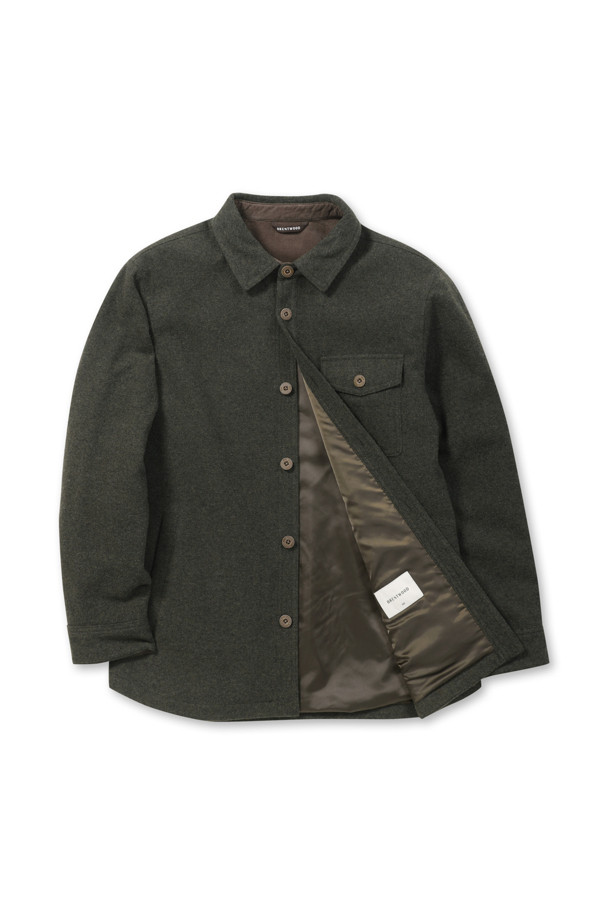 겨울철 스타일을 책임질 남성용 퀼팅 셔켓입니다. 캐주얼, 클래식, 미니멀 스타일을 모두 아우르는 디자인으로, 겨울 데일리룩, 모임룩, 출근룩 등 다양한 TPO에 활용하기 좋습니다. 두꺼운 두께감과 바이린 HAS 충전재 내장으로 뛰어난 보온성을 제공하며, 금속 코팅 단추와 왼쪽 가슴 장식 포켓, 칼라 및 소매 안쪽 배색 디테일이 돋보입니다. 셔켓 특유의 편안한 레귤러핏과 무지 패턴은 어떤 옷에도 쉽게 매치할 수 있도록 돕습니다. 폴리에스테르와 울 혼방 소재로 제작되어 부드러운 터치감을 선사합니다.
