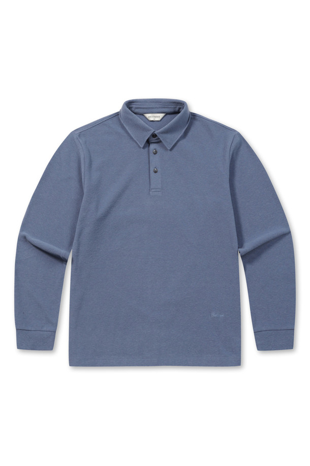 부드러운 레이온과 기모 소재로 제작되어 포근한 착용감을 선사하는 기모 솔리드 폴로넥 티셔츠입니다. 베이직한 디자인에 블루 컬러, 긴 소매 기장으로 초겨울부터 겨울까지 활용하기 좋습니다. 3 버튼 여밈과 로고 자수 디테일이 돋보이며, 소매단 더블 공정으로 마감하여 퀄리티를 높였습니다. 레귤러 핏으로 제작되었으며, 신축성이 뛰어나 편안하게 착용할 수 있고 비침 걱정 없이 데일리룩, 카페룩, 출근룩까지 다양한 스타일을 연출할 수 있습니다.
