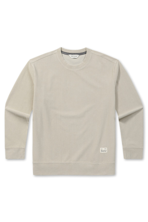 [페트리코] 웨일 조직 스웻셔츠는 초겨울부터 겨울까지 따뜻하게 입을 수 있는 베이직 스타일의 스웻셔츠입니다. 부드러운 촉감의 웨일 조직 소재로 제작되었으며, 약간 두꺼운 두께감으로 보온성을 높였습니다. 라운드넥에 레귤러핏으로 편안하게 착용 가능하며, 넥 안쪽 스트라이프 테이프 디테일이 돋보입니다. 밑단 및 소매단은 제원단 더블 공정으로 마감되었으며, 좌측 하단 로고 포인트 라벨이 디자인의 완성도를 더합니다. 신축성이 좋아 활동성이 뛰어나며, 비침 걱정 없이 겨울 데일리룩, 집콕룩, 산책룩 등 다양한 TPO에 미니멀, 캐주얼, 클래식 스타일로 활용하기 좋습니다.
