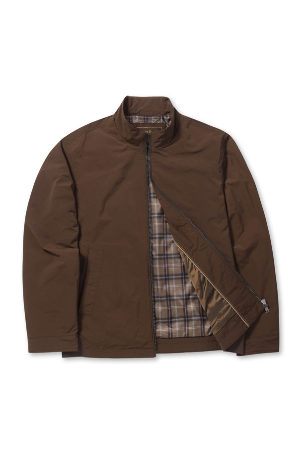 미니멀한 감각을 뽐내는 남성용 브라운 컬러의 해링턴 점퍼입니다. 가을에 어울리는 보통 두께감의 폴리에스테르 소재로 제작되었으며, 부드러운 촉감이 특징입니다. 엉덩이 위 기장으로, 체크 패턴과 레귤러핏이 미니멀하고 베이직한 스타일을 연출합니다. 집업 여밈 방식에 코듀로이 소매 안감 배색, 사선 사이드 포켓 디테일이 돋보입니다. 가을 나들이룩이나 데이트룩, 클래식, 미니멀, 캐주얼 스타일을 즐겨 입는 분들께 추천합니다.
