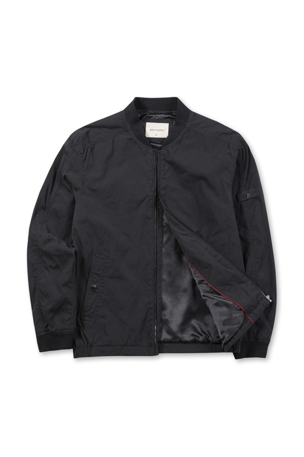 가먼트워싱 보머 점퍼는 남성용 아우터로, 가을철 데일리룩과 가을 나들이룩에 적합합니다. 캐주얼, 미니멀, 클래식 스타일을 아우르며, 엉덩이 위 기장의 레귤러핏으로 제작되었습니다. 블랙 컬러의 무지 디자인이며, 집업 여밈 방식과 긴 소매, 전체 안감으로 편안함을 더했습니다. 라글란 소매, 칼라 및 소매 니트 배색, 밑단 엘라스틱 밴드, B 로고 리벳 와펜 등의 특징으로 포인트를 주었습니다. 면 혼방 소재에 가먼트워싱 처리하여 자연스러운 멋을 연출합니다.
