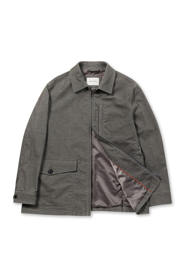 [코지] 몰스킨 워싱 자파리는 부드러운 촉감의 몰스킨 소재로 제작된 남성용 셔츠형 자파리입니다. 가을 시즌에 어울리는 엉덩이 기장의 캐주얼 재킷으로, 바이오 워싱 가공을 거쳐 자연스러운 멋을 더했습니다. 카키 컬러의 무지 디자인에 레귤러핏으로 제작되어 가을 나들이룩이나 데이트룩에 적합하며, 캐주얼, 클래식, 미니멀 스타일을 모두 소화할 수 있습니다. 멀티 포켓과 엘보우 패치, 전체 안감, 카치온다잉 등의 디테일이 돋보이며, 파이핑 여밈 방식으로 깔끔함을 더했습니다. 긴 소매 기장으로 포근한 착용감을 선사합니다.
