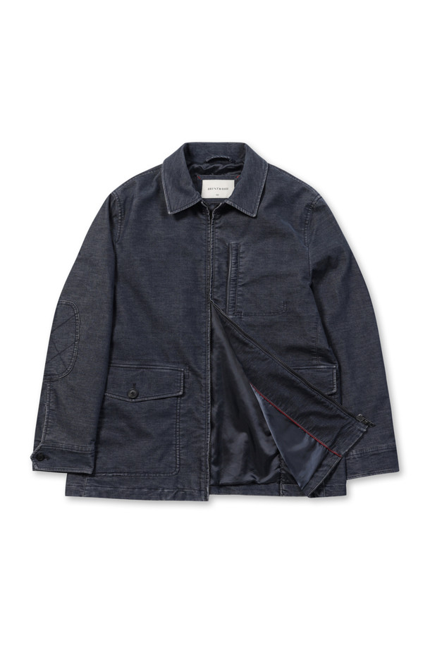 [코지] 몰스킨 워싱 자파리 는 부드러운 촉감의 몰스킨 소재로 제작된 남성용 자파리입니다. 가을 시즌에 어울리는 네이비 컬러의 무지 디자인으로, 캐주얼하고 미니멀한 스타일을 연출합니다. 엉덩이를 덮는 기장과 레귤러핏으로 편안하게 착용 가능하며, 셔츠형 칼라와 멀티 포켓 디테일이 특징입니다. 바이오워싱 가공을 거쳐 자연스러운 멋을 더했으며, 엘보우 패치와 전체 안감으로 내구성과 보온성을 높였습니다. 가을 나들이룩이나 겨울 데일리룩에 활용하기 좋으며, 다양한 스타일을 소화할 수 있습니다.
