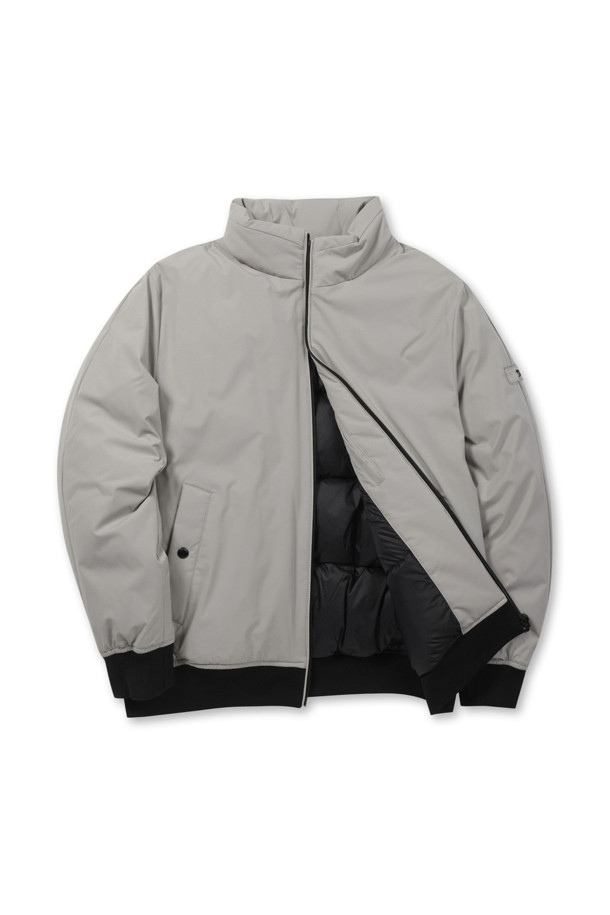 **[라이프 퍼포먼스] 심플 다운 점퍼**

쌀쌀한 겨울 날씨에도 따뜻하고 스타일리시하게 연출할 수 있는 [라이프 퍼포먼스] 심플 다운 점퍼입니다. 엉덩이를 덮는 기장과 레귤러핏으로 제작되어 편안한 착용감을 선사하며, 스포티와 캐주얼 무드를 동시에 낼 수 있습니다. 스탠 칼라, 라글란 소매, B로고 와펜 디테일이 돋보이며, 니트 배색 소매단과 밑단이 포인트를 더합니다. 머스코비덕 다운 충전재(솜털:깃털=80:20)와 두꺼운 두께감으로 뛰어난 보온성을 제공하며, 신축성 있는 소재로 활동성을 높였습니다. 출근룩, 여행룩 등 다양한 TPO에 활용 가능하며, 심플하고 미니멀한 스타일을 즐기는 분들께 추천합니다.
