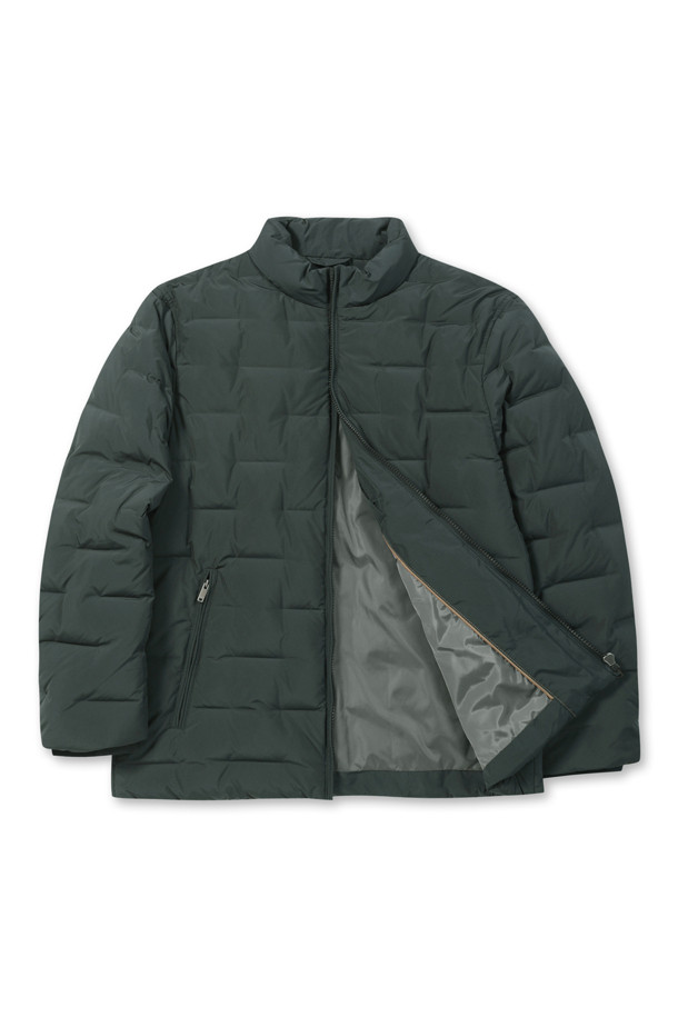 [밸런스다운] 튜브 숏기장 점퍼는 추운 겨울철, 출근룩에 미니멀, 클래식, 캐주얼 스타일을 더해줄 아우터입니다. 매트한 촉감의 폴리에스테르 소재로 제작되었으며, 숏 기장과 레귤러핏으로 편안한 착용감을 선사합니다. 그린 컬러의 무지 디자인에 스탠 칼라, 튜브 접착 방식, 덕다운 충전재(솜털:깃털=80:20)를 사용하여 보온성과 방풍 기능을 강화했습니다. 지퍼형 여밈 방식과 사이드 지퍼 포켓, 소매 안쪽 니트 배색 디테일로 실용성을 높인 숏 점퍼입니다.
