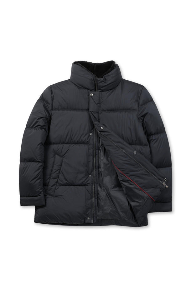 [에어다운] 칼라 FUR 다운 점퍼는 추운 겨울에도 따뜻하고 스타일리시하게 연출할 수 있는 아우터입니다. 블랙 컬러의 무지 디자인으로 어떤 룩에도 잘 어울리며, 캐주얼, 미니멀, 클래식 스타일을 모두 소화할 수 있습니다. 엉덩이 위 기장의 레귤러 핏으로 편안하게 착용 가능하며, 탈부착 가능한 칼라 렉스 퍼가 고급스러움을 더합니다. 머스코비덕 다운 충전재(솜털:깃털=80:20)와 발수, 경량 기능으로 보온성과 활동성을 모두 갖췄으며, 겨울 데일리룩, 산책룩, 여행룩에 적합합니다.
