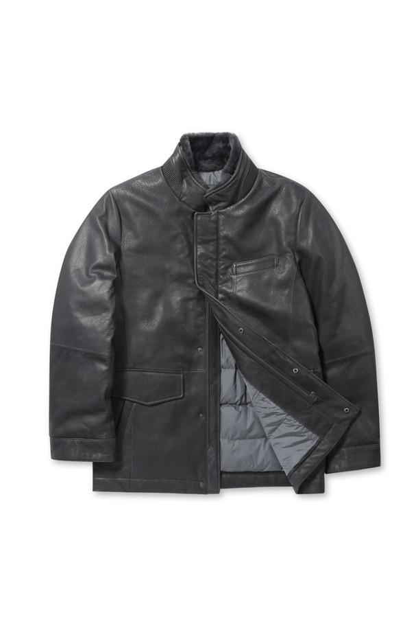 FUR 칼라 양가죽 다운 사파리입니다. 부드러운 촉감의 양가죽 소재로 제작되었으며, 탈부착 가능한 양털 칼라 FUR가 특징입니다. 구스다운 충전재(솜털:깃털=80:20)와 안감으로 보온성을 높였으며, 히든 자석 여밈 방식으로 깔끔한 핏을 연출합니다. 가슴과 하단에 장식 포켓이 있으며, 엉덩이를 덮는 기장감으로 겨울철 데일리룩과 동네 마실룩에 캐주얼하고 미니멀한 스타일을 더해줍니다. 블랙 색상의 무지 디자인으로 다양한 코디에 활용하기 좋습니다.
