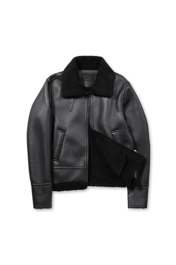 [브리스톨] 마초클래식 무스탕은 부드러운 비건 가죽 소재와 두꺼운 두께감으로 겨울철 따뜻함을 선사하는 남성용 무스탕입니다. 클래식과 캐주얼 스타일을 모두 아우르는 디자인으로, 엉덩이 위 기장의 레귤러핏이 편안한 착용감을 제공합니다. 안감은 폴리 양모로 제작되어 보온성을 높였으며, 집업 스타일로 간편하게 착용할 수 있습니다. 소프트한 엠보 퀄리티와 봉제선 비건 레더 테이핑 처리, 칼라 이면 비조 장식이 디테일을 더하며, 오염에 강하고 가벼운 착용감을 자랑합니다. 겨울 데일리룩, 데이트룩, 모임룩 등 다양한 TPO에 활용 가능한 머스트 해브 아이템입니다.
