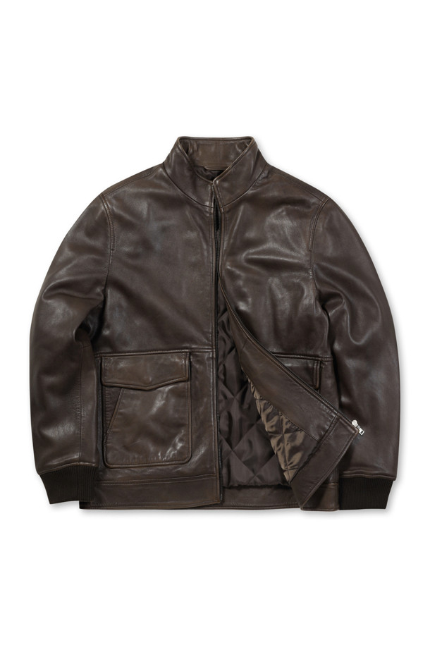 [셀렉션] 세미베지터블 양가죽 점퍼는 초겨울, 클래식, 빈티지, 캐주얼 스타일을 아우르는 남성용 아우터입니다. 부드러운 감촉의 양가죽 소재에 엉덩이 위 기장의 레귤러핏으로 편안한 착용감을 선사합니다. 브라운 컬러의 무지 디자인에 가먼트워싱, 효소 처리, 부분 스티치 디테일, 하단 포켓 장식 등의 특징을 더해 고급스러움을 강조했습니다. 솜 안감과 약간 두꺼운 두께감으로 보온성을 높였으며, 겨울 데일리룩, 데이트룩, 모임룩 등 다양한 TPO에 활용하기 좋습니다. 지퍼 여밈 방식과 긴 소매 기장으로 안정적인 착용감을 제공합니다.
