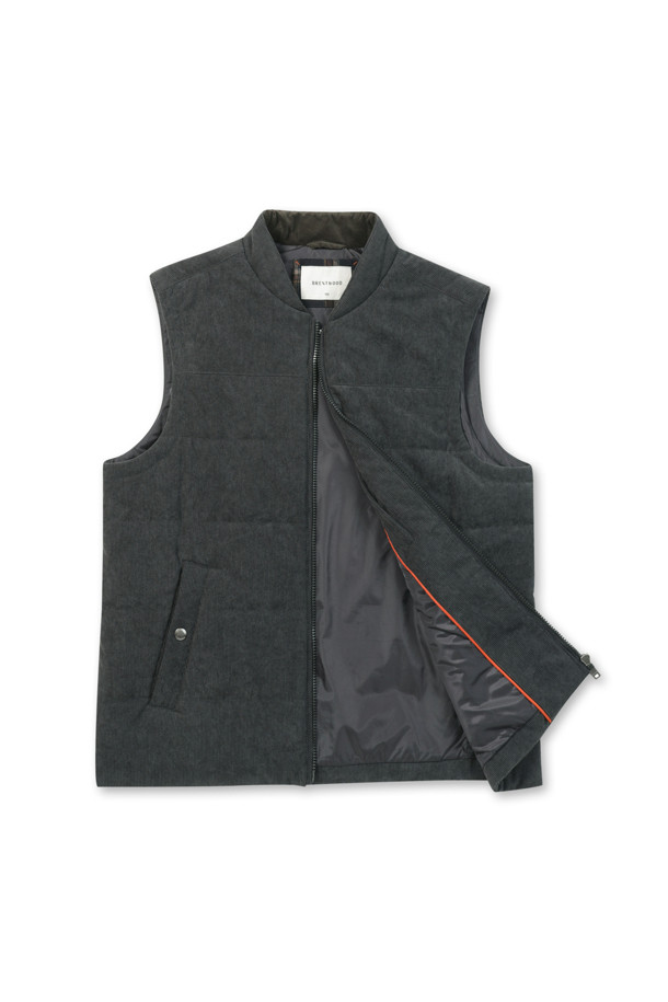 [코지] 코듀로이 베스트는 초겨울, 출근룩에 어울리는 베이직하고 캐주얼한 스타일의 베스트입니다. 엉덩이 위 기장의 레귤러핏으로, 반달 모양의 네크라인과 전면 노출 지퍼가 특징입니다. 블랙 컬러의 폴리에스터 코듀로이 소재에 퀼팅 패턴으로 포인트를 주었으며, 약간 두꺼운 두께감과 3M 신슐레이트 안감으로 보온성을 높였습니다. 사이드 스냅 포켓과 뒷넥 라벨판 체크 배색 디테일, 약간의 신축성이 있어 편안하게 착용 가능합니다.
