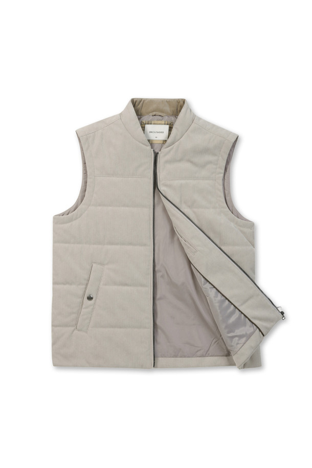 [코지] 코듀로이 베스트는 초겨울, 출근룩과 산책룩에 모두 잘 어울리는 베이직 스타일의 레귤러핏 베스트입니다. 3M 신슐레이트 충전재를 사용하여 보온성을 높였으며, 약간 두꺼운 두께감으로 포근하게 착용할 수 있습니다. 부드러운 코듀로이 소재와 엉덩이 위 기장의 디자인, 반달 모양 넥 디자인이 특징입니다. 지퍼형 여밈 방식과 스냅 여밈 사이드 포켓으로 실용성을 더했으며, 뒷넥 라벨판 체크 배색으로 포인트를 주었습니다. 그레이 컬러로 클래식, 미니멀, 캐주얼 등 다양한 스타일에 매치하기 좋습니다.
