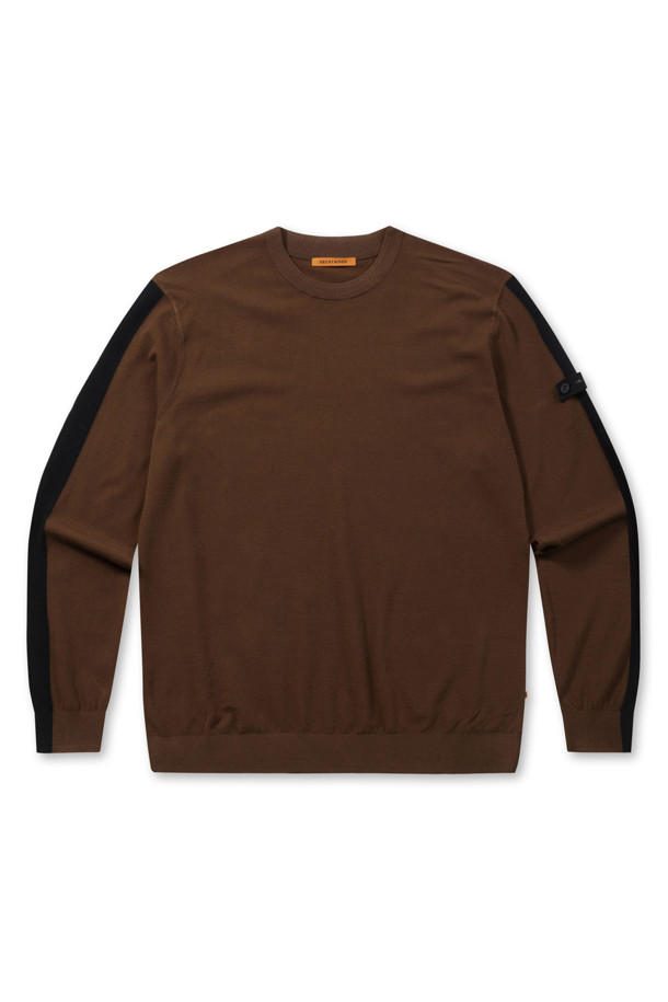 [라이프 퍼포먼스] 소매 배색 워셔블 라운드넥 스웨터는 부드러운 레이온 소재와 레귤러핏으로 편안한 착용감을 선사합니다. 가을과 초겨울에 적합하며, 스포티한 스타일을 연출하기 좋습니다. 소매 배색 디테일과 좌측 소매 와펜, 오렌지 라벨이 디자인의 포인트를 더합니다. 워셔블 기능과 뛰어난 신축성으로 실용성을 높였으며, 비침 걱정 없이 착용할 수 있습니다. 라운드넥 디자인의 무지 스웨터로, 캐주얼, 미니멀, 스포티한 스타일 모두 소화 가능합니다.
