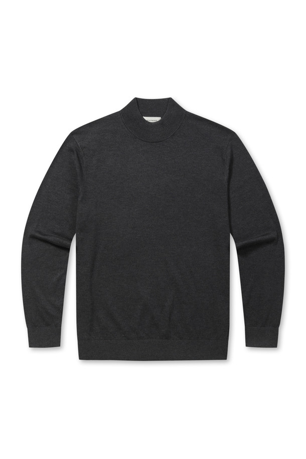 [에센셜스] 솔리드 워셔블 하프터틀넥 스웨터는 초겨울과 겨울에 착용하기 좋은 남녀 공용 상의입니다. 부드러운 울 소재의 레귤러 핏 하프 터틀넥 스웨터로, 베이직한 스타일의 출근룩에 적합합니다. 블랙 컬러의 무지 디자인에 플레인 조직과 밑단 및 소매단 립 처리, 옆구리 골뺌 조직 디테일로 포인트를 더했습니다. 워셔블 기능으로 관리의 편의성을 높였으며, 긴 소매 기장으로 따뜻하게 착용할 수 있습니다. 클래식, 미니멀, 캐주얼 스타일을 즐겨 입는 고객에게 추천합니다.
