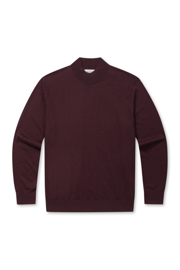 [에센셜스] 솔리드 워셔블 하프터틀넥 스웨터는 초겨울과 겨울에 착용하기 좋은 여성 상의입니다. 버건디, 와인 두 가지 색상으로 출시되었으며, 베이직한 스타일을 추구하는 분들께 적합합니다. 울 소재로 제작되어 부드러운 촉감을 선사하며, 레귤러 핏과 긴 소매 기장으로 편안한 착용감을 제공합니다. 하프 터틀넥 디자인과 옆구리 부위 골뺌 조직 디테일, 밑단 및 소매단 립 처리, 전체 플레인 조직이 특징입니다. 워셔블 기능으로 관리가 용이하며, 출근룩, 데이트룩, 클래식, 미니멀, 캐주얼 등 다양한 스타일 연출에 활용할 수 있습니다.
