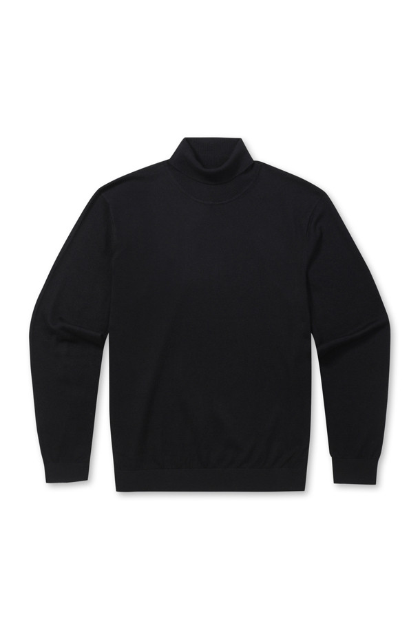 [에센셜스] 솔리드 워셔블 롱터틀넥 스웨터는 초겨울과 겨울에 착용하기 좋은 남성용 터틀넥 스웨터입니다. 베이직 스타일로 출근룩, 비즈니스 캐주얼 등 다양한 TPO에 활용 가능하며, 클래식, 미니멀, 캐주얼 스타일을 연출하기 좋습니다. 부드러운 울 소재의 레귤러 핏으로 제작되었으며, 플레인 조직, 밑단 및 소매단 립 처리, 옆구리 골뺌 조직 디테일이 특징입니다. 워셔블 기능으로 관리가 용이하며, 블랙 컬러의 무지 디자인으로 어떤 스타일에도 쉽게 매치할 수 있습니다.
