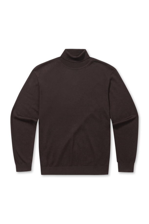 [에센셜스] 솔리드 워셔블 롱터틀넥 스웨터는 초겨울과 겨울, 출근룩과 모임룩에 활용하기 좋은 남성용 니트/스웨터입니다. 베이직, 클래식, 미니멀, 캐주얼 스타일을 아우르는 브라운 컬러의 레귤러핏 롱 터틀넥 스웨터로, 울 소재 특유의 부드러운 촉감을 선사하며, 무지 디자인으로 어떤 옷에도 쉽게 매치할 수 있습니다. 손세탁이 가능한 워셔블 기능으로 관리의 편의성을 높였으며, 옆구리 골뺌 조직 디테일과 밑단 및 소매단 립 처리가 특징입니다. 레귤러 기장의 긴소매 디자인으로, 일상에서 폭넓게 활용할 수 있습니다.
