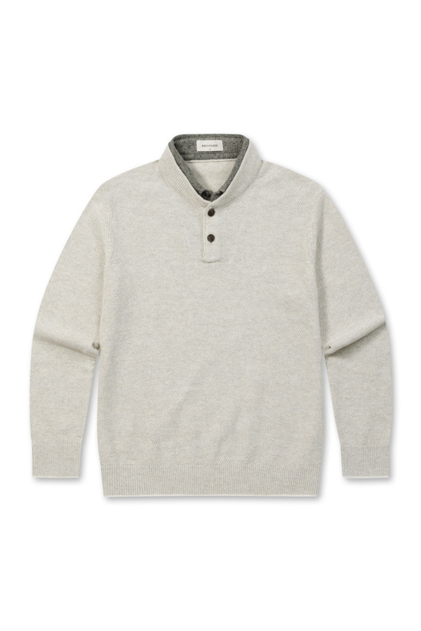 [이노버] 미니 숄 칼라 레이어드 스웨터는 남성용 니트/스웨터로, 셔츠를 레이어드한 듯한 독특한 투인원 디자인이 특징입니다. 베이지와 그레이 두 가지 색상으로 제공되며, 초겨울부터 겨울까지 따뜻하게 착용할 수 있습니다. 숄 카라 디자인에 레귤러핏으로 제작되었으며, 약간 두꺼운 울 소재로 부드러운 촉감을 선사합니다. 밑단과 소매단에 배색 팁과 립 처리를 더해 캐주얼하면서도 클래식한 무드를 연출하며, 출근룩과 모임룩 모두 활용하기 좋습니다. 신축성이 뛰어나 편안한 착용감을 제공하며, 좌측 옆선에 로고 라벨을 부착하여 포인트를 더했습니다.
