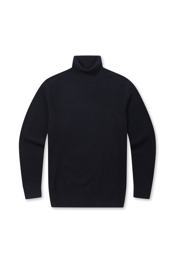 라쿤 혼방 솔리드 롱 터틀넥 스웨터는 부드러운 촉감의 캐시미어와 라쿤 소재 혼방으로 제작되어 포근함을 선사합니다. 베이직한 디자인으로 겨울철 데일리룩, 집콕룩, 산책룩 등 다양한 TPO에 활용하기 좋습니다. 롱 기장에 레귤러핏으로 편안하게 착용 가능하며, 밑단과 소매단 립 처리로 안정감을 더했습니다. 블랙 솔리드 컬러로 어떤 스타일에도 잘 어울리며, 두꺼운 두께감과 비침 없는 소재로 따뜻함을 유지합니다. 신축성이 좋아 활동성이 뛰어나며, 클래식, 미니멀, 캐주얼 등 다양한 스타일을 연출할 수 있습니다.
