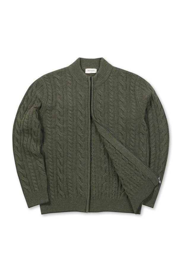 **울100 케이블 집업 가디건**은 초겨울부터 겨울까지 따뜻하게 입을 수 있는 남성용 상의입니다. 부드러운 촉감의 울 100% 소재로 제작되었으며, 레귤러 핏과 두꺼운 두께로 포근함을 더합니다. 그린과 투톤 컬러로 세련된 느낌을 주며, 케이블 패턴과 긴 소매 디자인이 특징입니다. 밑단 및 소매단 립 처리와 좌측 포켓 스웨이드 와펜 디테일이 돋보이며, 지퍼 여밈 방식으로 편안하게 착용 가능합니다. 일상, 모임, 데이트 등 다양한 TPO (Time, Place, Occasion) 에 맞춰 클래식, 미니멀, 캐주얼 스타일을 연출할 수 있는 활용도 높은 아이템입니다.
